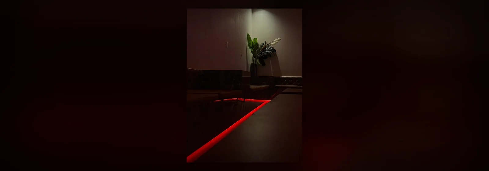 Ambiente reservado com iluminação vermelha