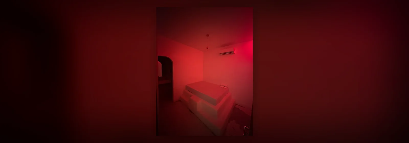 Ambiente reservado com iluminação vermelha