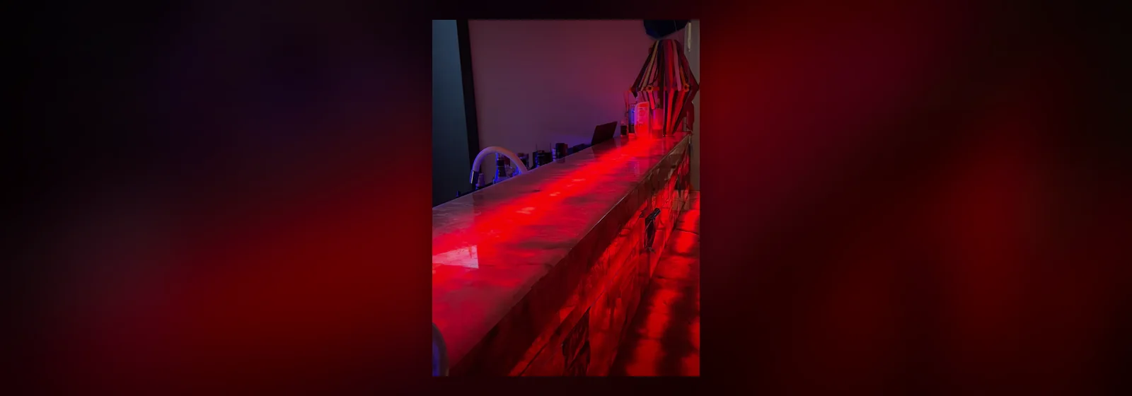 Bar com iluminação vermelha e detalhes do lounge