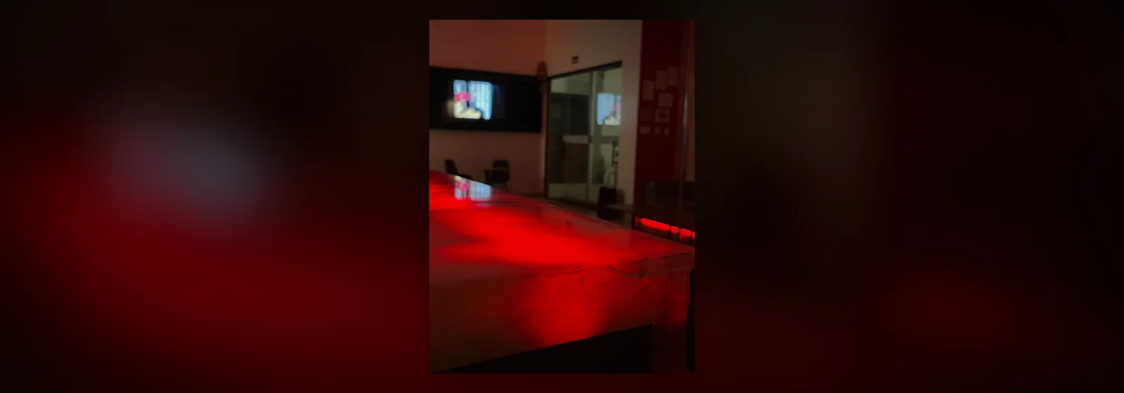 Bar com iluminação vermelha e detalhes do lounge