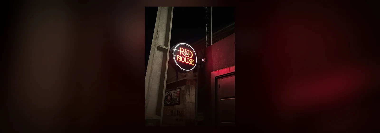 Entrada discreta da Red House