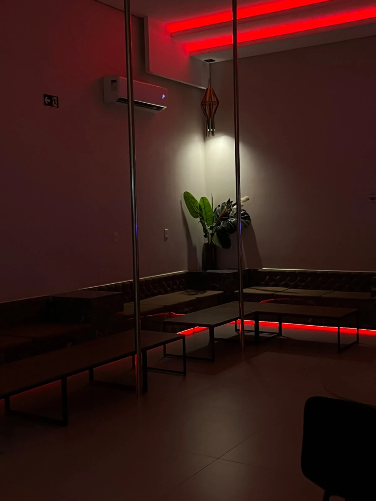 Lounge da Red House com iluminação vermelha