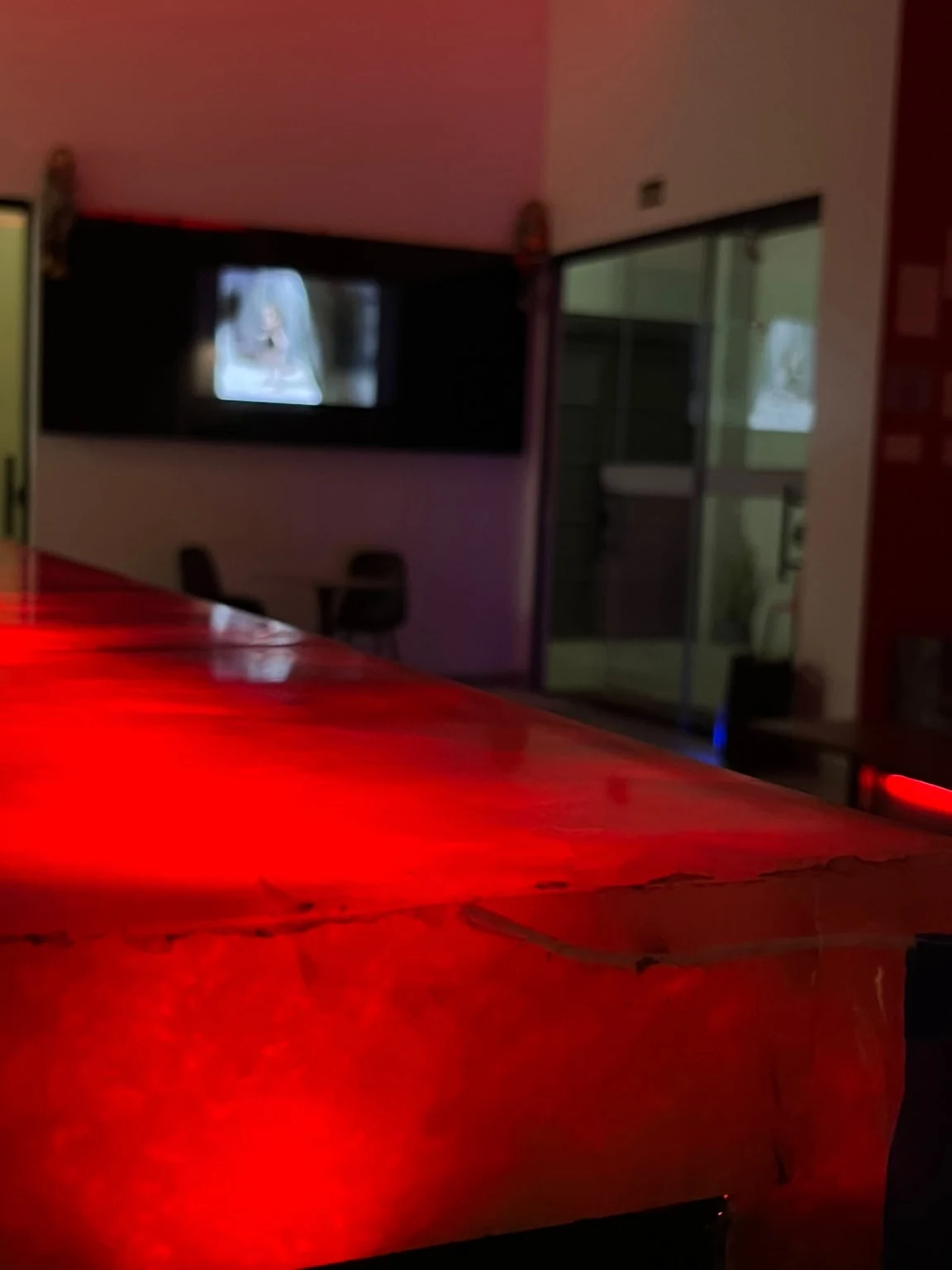 Bar iluminado em vermelho no lounge