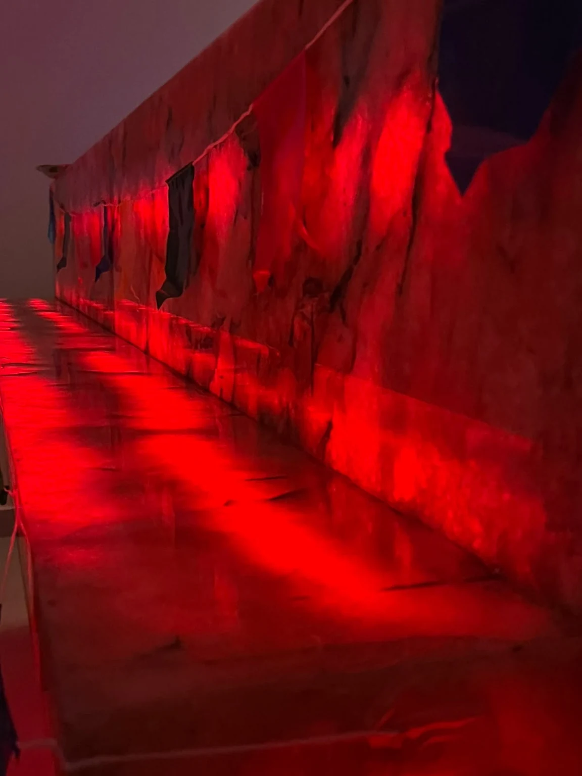 Detalhe do balcão iluminado em vermelho