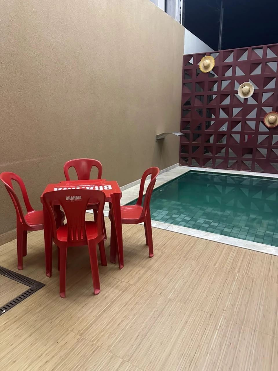 Área externa com piscina