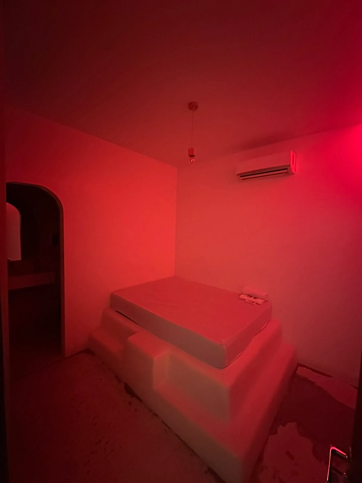 Quarto com iluminação vermelha