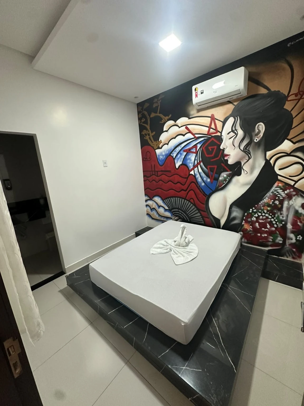 Quarto temático com mural artístico